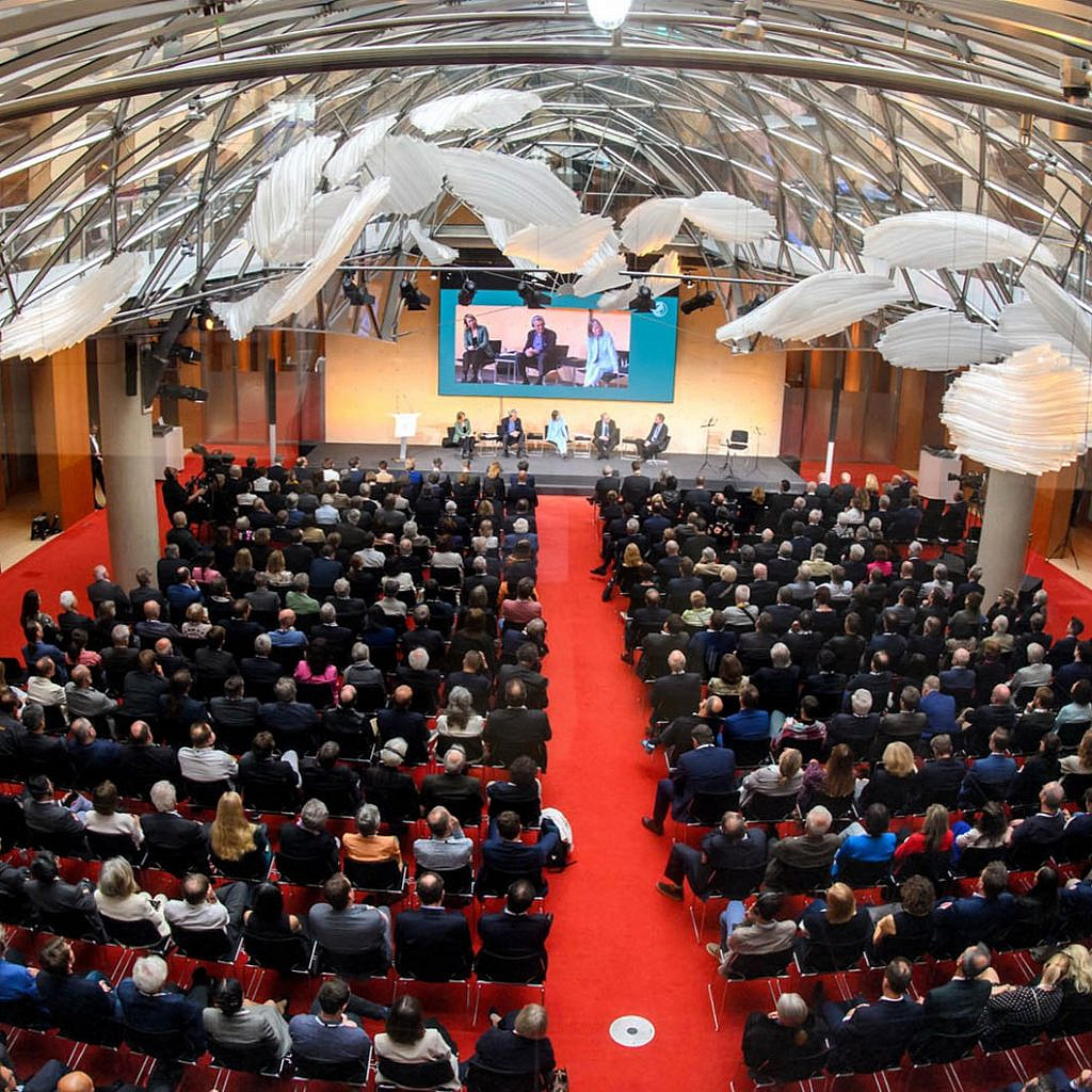 Blick von oben in das Forum, auf die Festveranstaltung der Max-Planck-Gesellschaft.